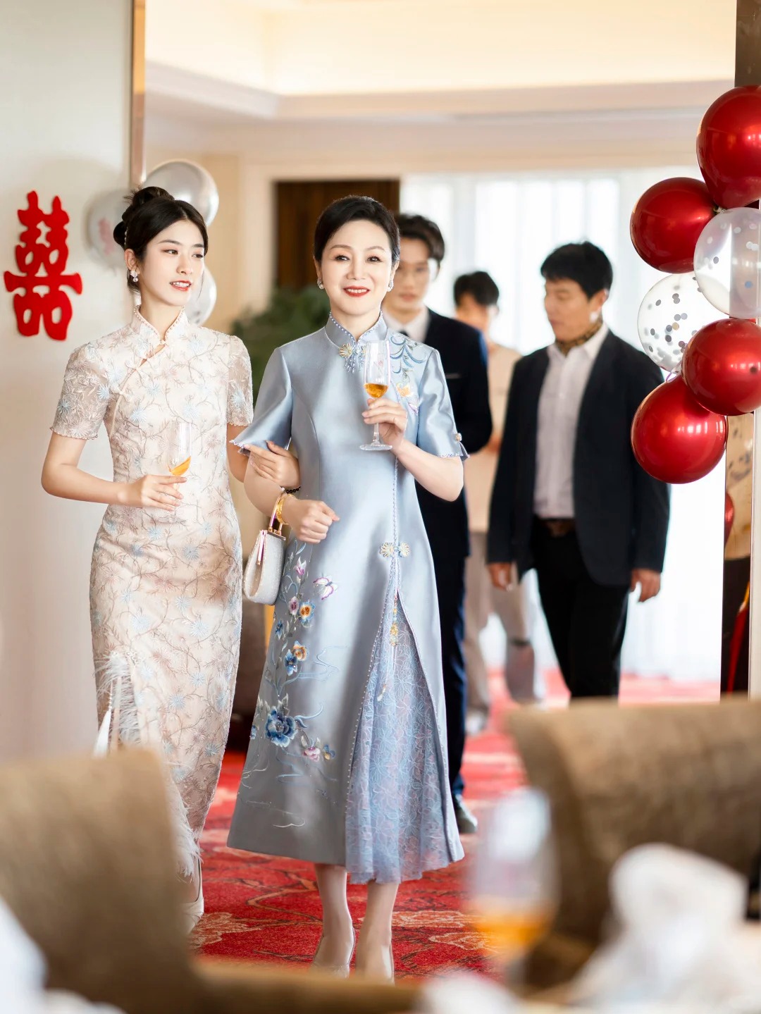 天花板??媽媽禮服天花板_1_十有八九_來自小紅書網(wǎng)頁版.jpg 天花板??媽媽禮服天花板_1_十有八九_來自小紅書網(wǎng)頁版.jpg